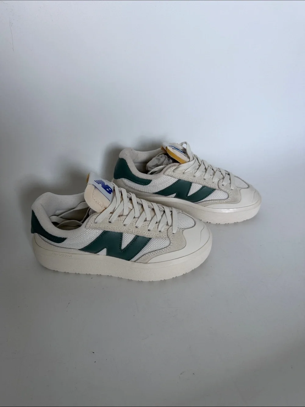 New balance Retro Low-Top Sneakers in Cream with Green Accent